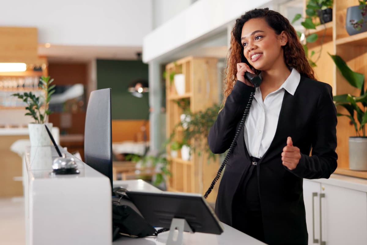 Personnel hôtelier répondant au téléphone