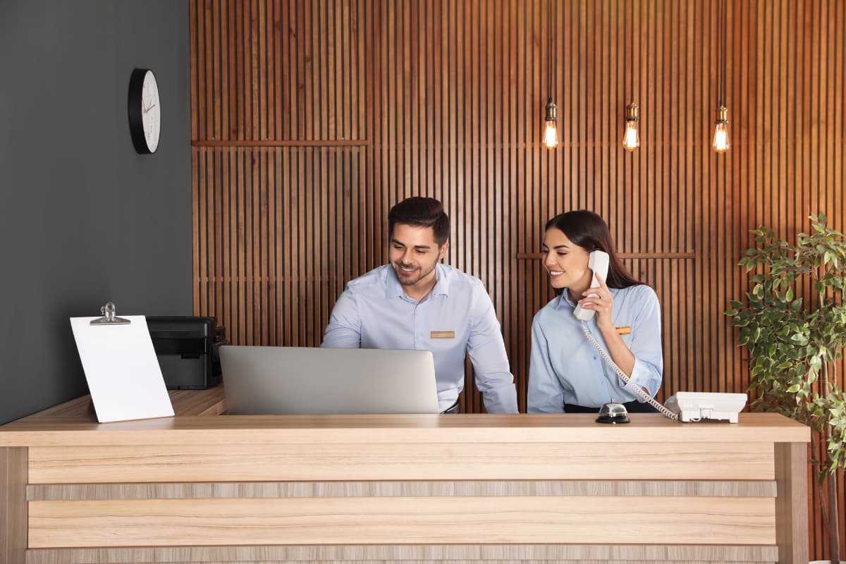 Salariés hôtelier utilisant une plateforme connectant la gestion des temps et la paie